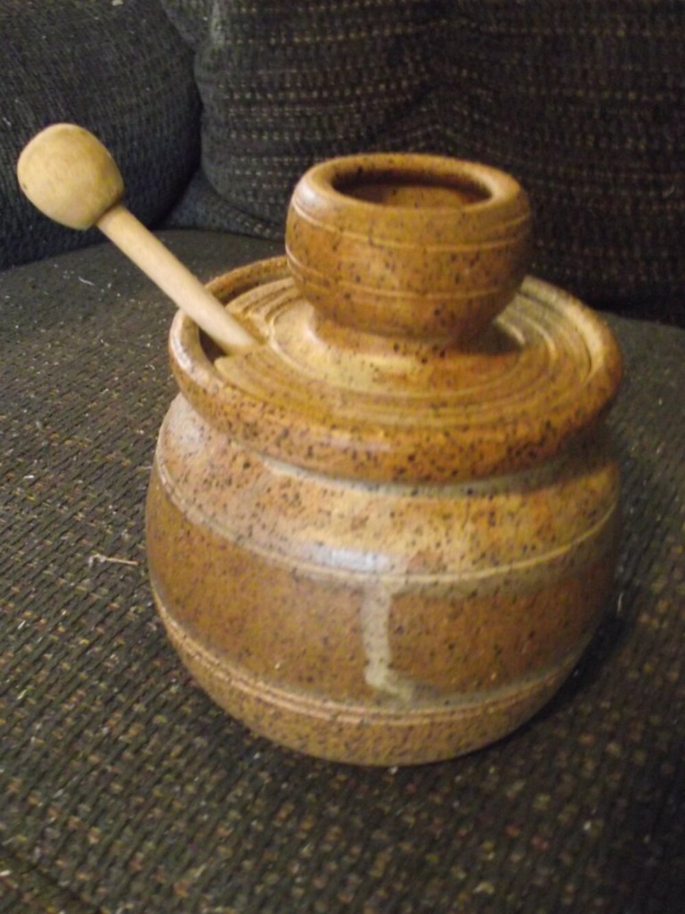 HAND TROWN STONEWARE HONEY POT W/DRIPPER